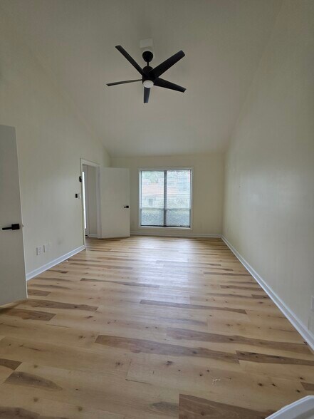 Building Photo - 647 Serramonte Dr