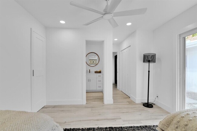 Building Photo - 17026 Bay St