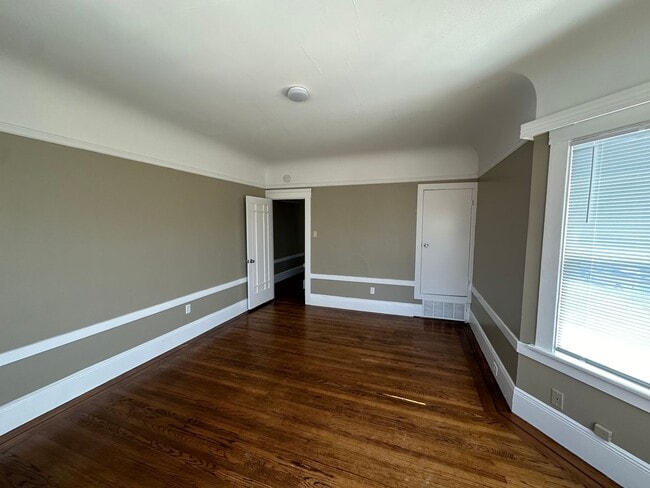 Building Photo - Rare 4BR Upstairs Gem – Light-Filled & Ove...