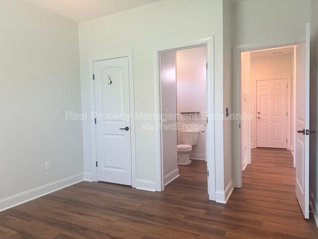 Building Photo - 16 Clear Creek Cir