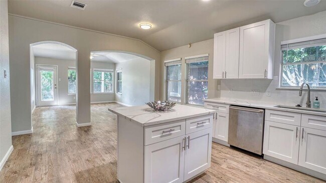 Building Photo - 711 House Creek Dr