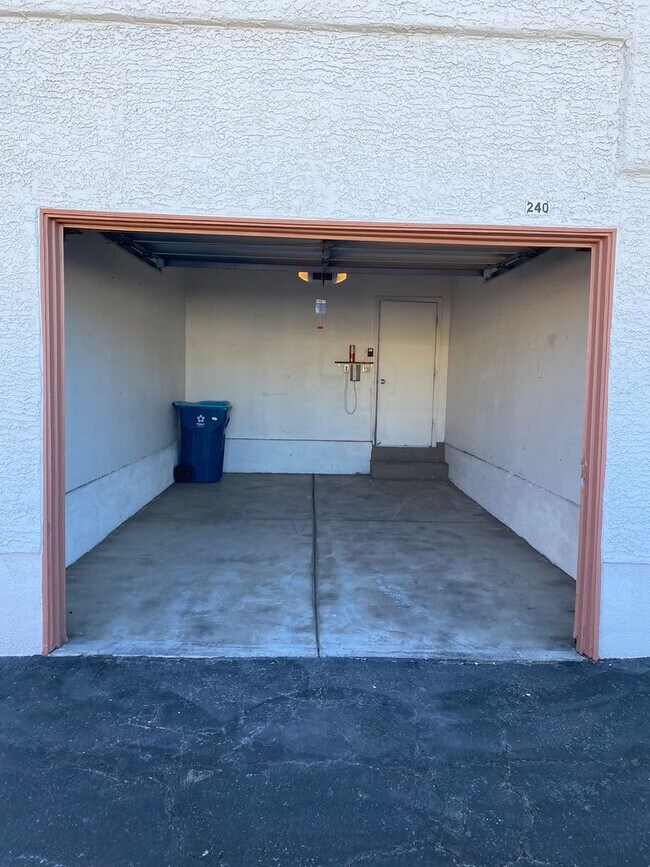 Building Photo - Americana Property Mgmt - Condo 2b - 2b in...