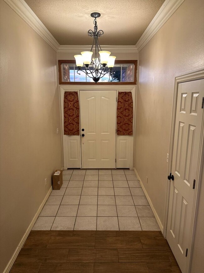 Building Photo - Available August 1st! 3-Bedroom, 2-Bathroom Home in East Rogers