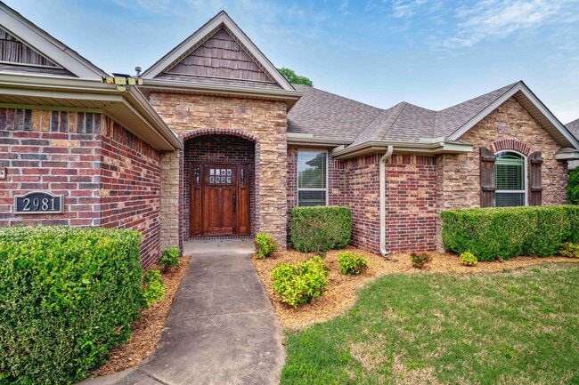 Building Photo - Spacious 3 Bedroom 2 Bath home in Great Location!