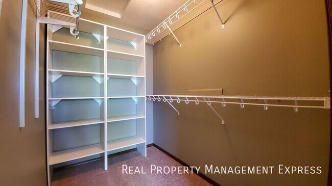 Building Photo - 2 Bed 2 Bath Townhouse with a View in West...