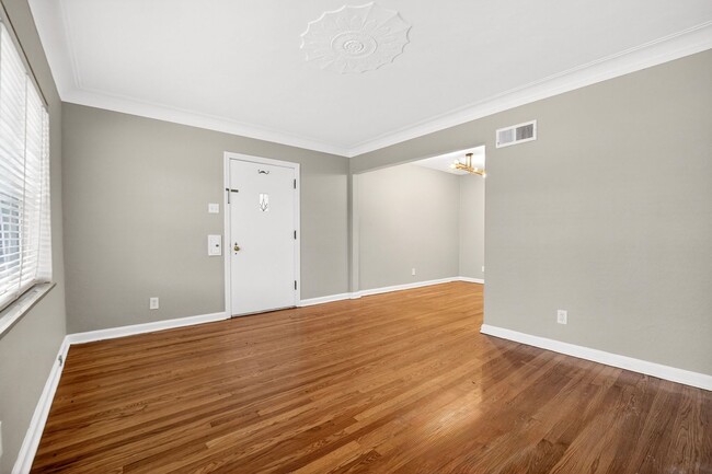 Building Photo - In awe of GARAGE ($1,495/mo)