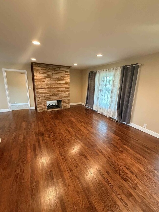 Building Photo - BEAUTIFUL 3 BEDROOM / 2 BATHROOM HOME IN J...