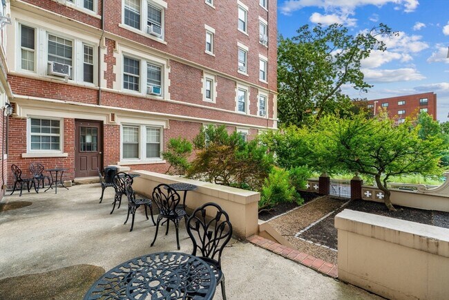 Building Photo - 1450-1454-1454 Beacon St