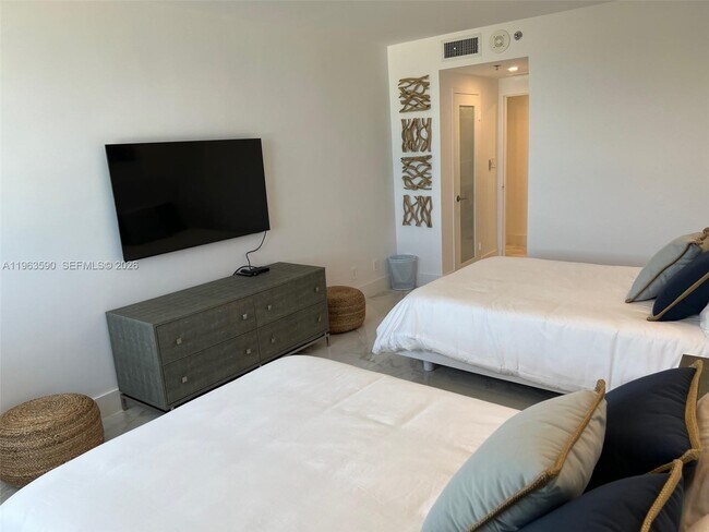 Building Photo - 100 Lincoln Rd