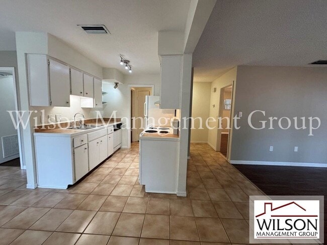 Building Photo - 623 Rugby St