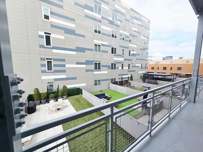 Building Photo - 1100 W Adams St