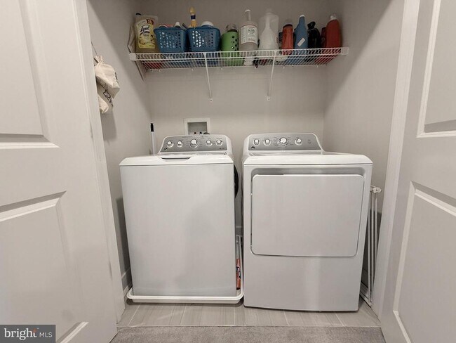 Building Photo - 214 Red Leaf Ln