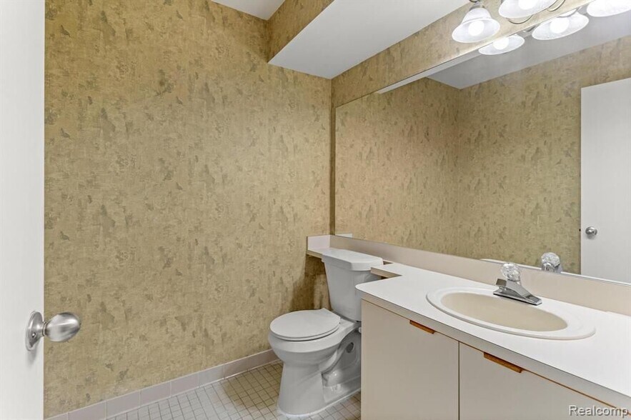 Building Photo - 644 Ashley Cir E