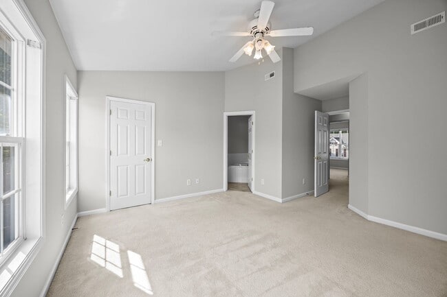 Building Photo - Spacious 3 Story Townhome Located in the Heart Raleigh! Available Now!