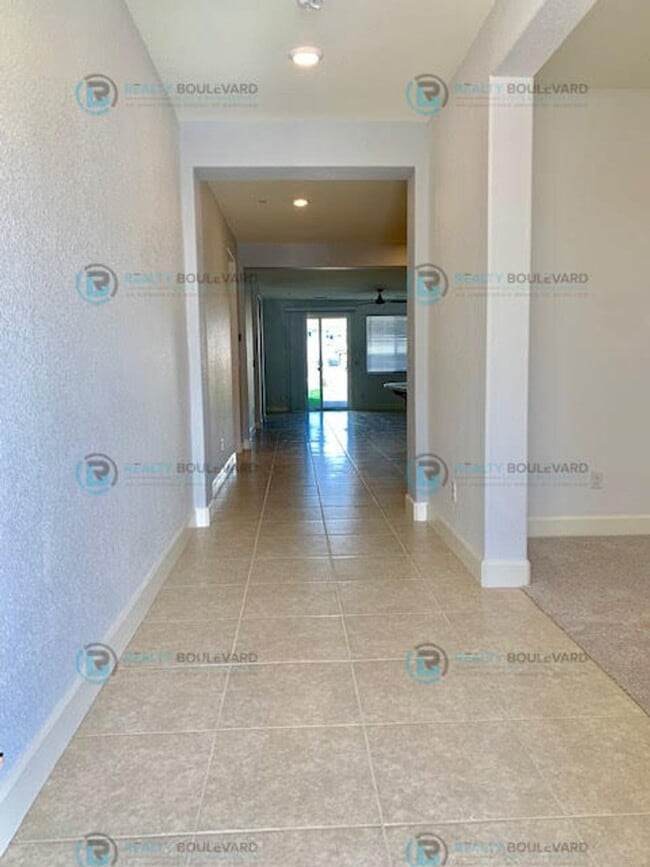 Building Photo - Gorgeous Newer 3 Bedroom Home! Located off...