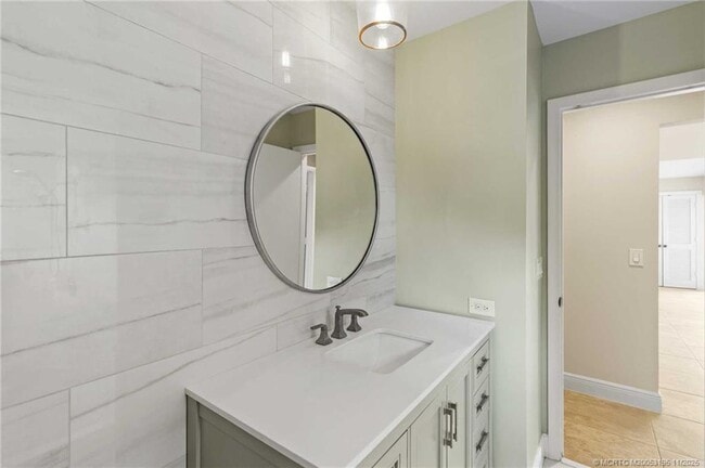 Building Photo - 2385 SW Creekside Dr