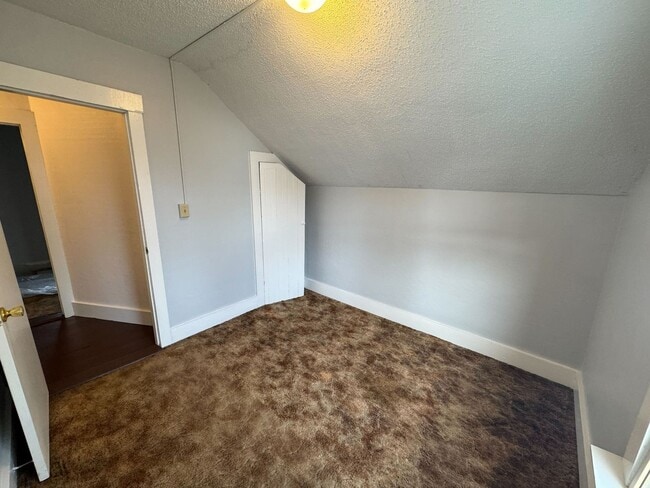 Building Photo - Cozy 2-Bedroom House with Heat Included