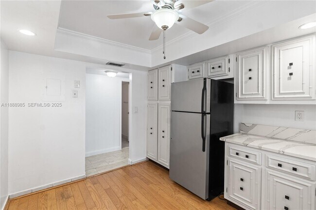 Building Photo - 800 Parkview Dr