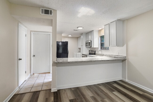 Building Photo - 12822 Hodges Ln