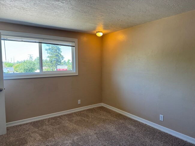 Building Photo - 2 bedroom 1.5 bath duplex in Thurston!