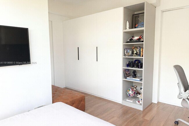 Building Photo - 711 Crandon Blvd