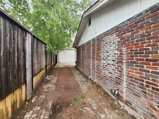 Building Photo - 5603 Arboles Dr