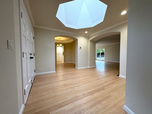 Building Photo - Beautifully Updated 4-Bedroom Home in Prime Mountain View Location!