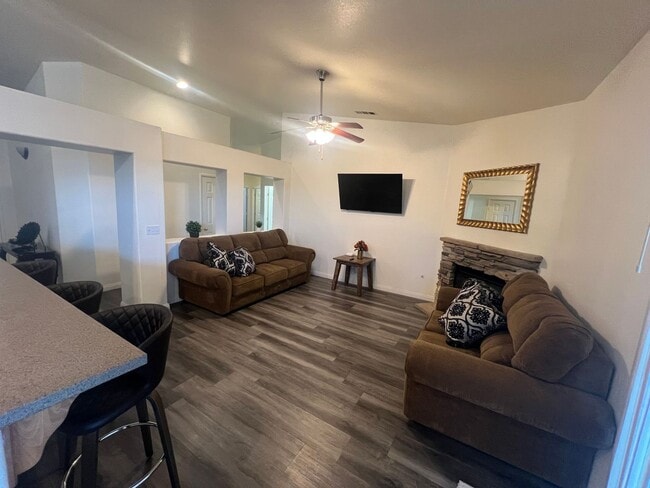 Building Photo - Spacious 4-Bedroom Home in Desirable Apple Valley Neighborhood