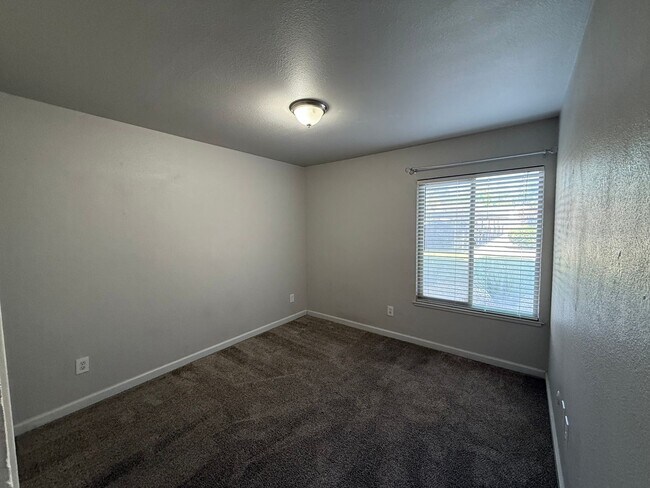 Building Photo - Updated 2-bedroom condo in gated community!