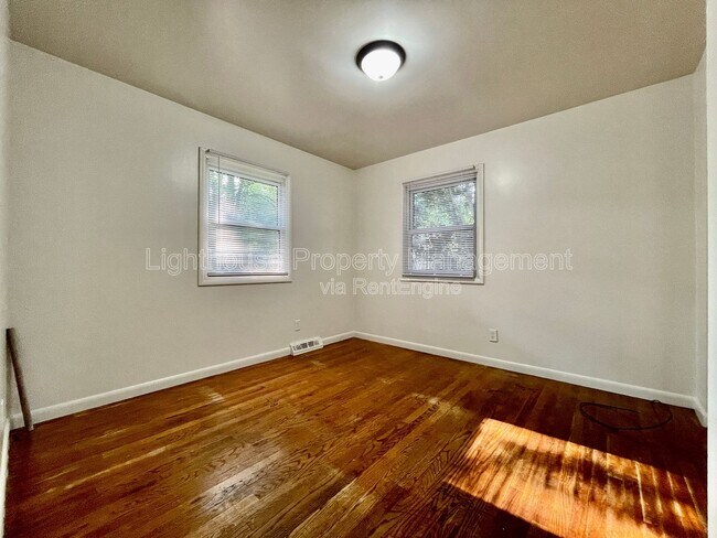 Building Photo - 4220 Curwood Ave SE