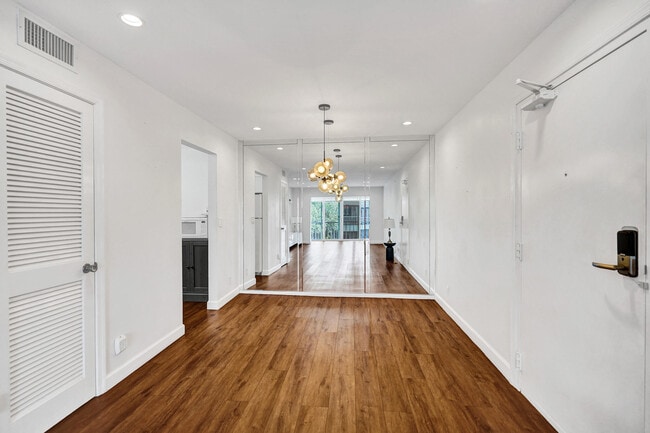 Building Photo - 6289 Bay Club Dr