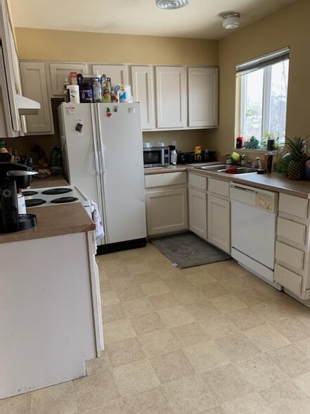 Building Photo - 825 Gallup Rd