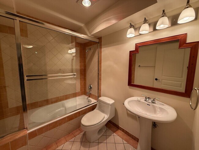 Building Photo - Beautiful Spacious 2 Bedroom/2 Bath Condo