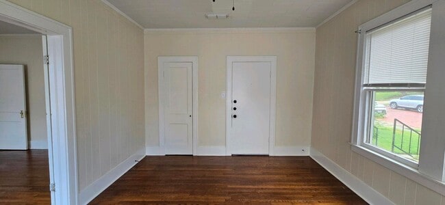 Building Photo - 420 S Spring Ave