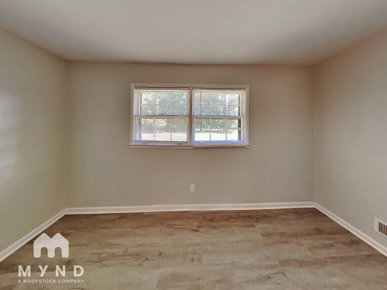 Building Photo - 916 Pine Hill Rd