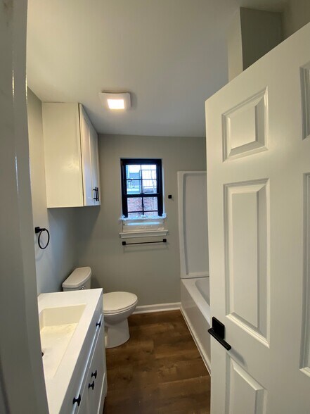 Full Bath - 263 S York Rd