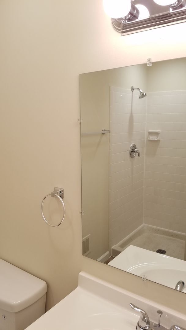 Building Photo - Renovated townhouse in established Frederi...