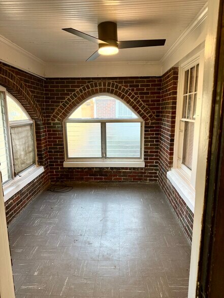 Covered porch - 984 Woodbourne Dr SW