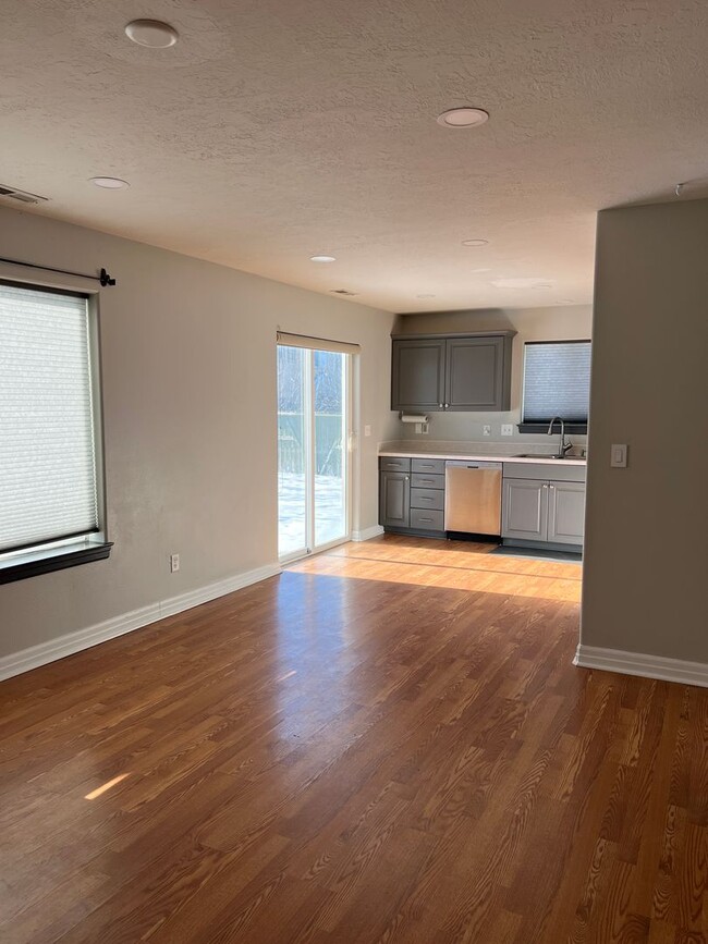 Building Photo - $500 OFF THE FIRST MONTHS RENT!! Cozy 3-Be...