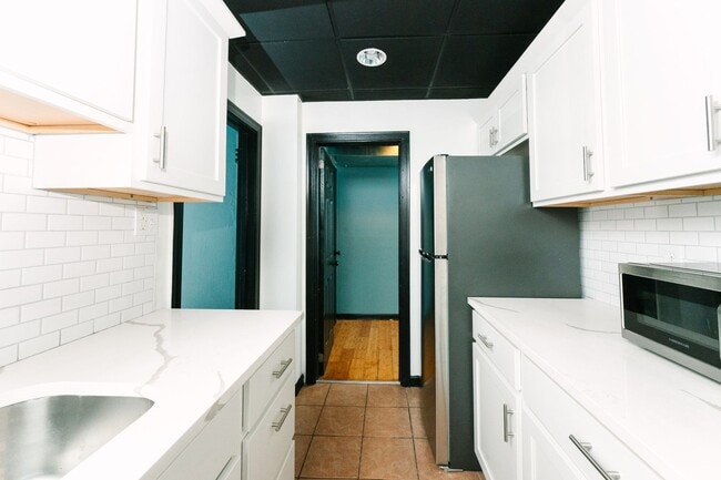 Building Photo - 922 Western Ave