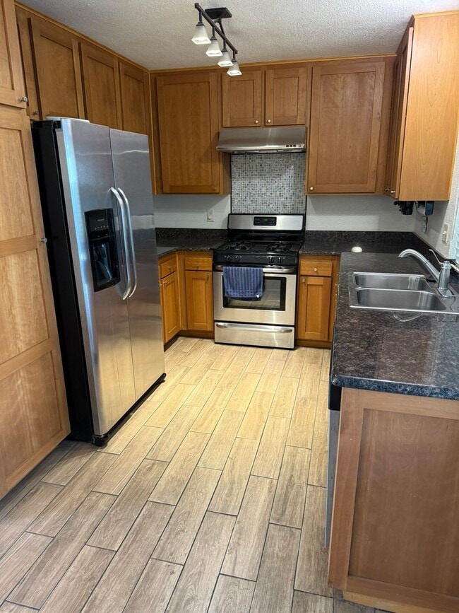 Building Photo - Great 3 bedroom / 2 bathroom Condo in Rive...