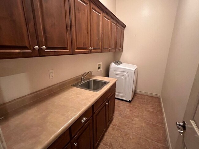 Building Photo - Primrose Pointe