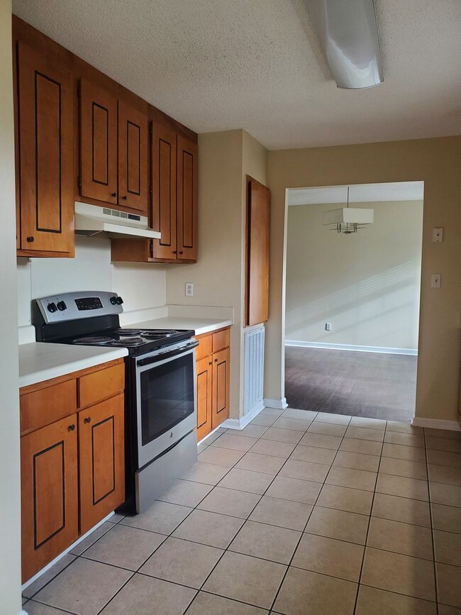 Building Photo - 709 Macey St