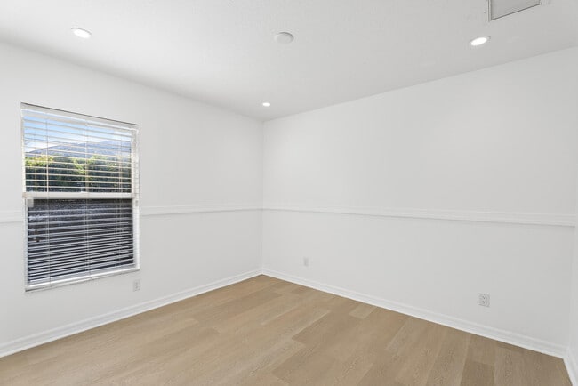 Building Photo - 1391 SW Bellevue Ave