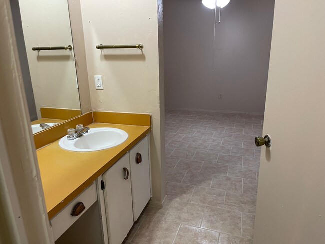 Building Photo - 1112 Autumn Oak Dr