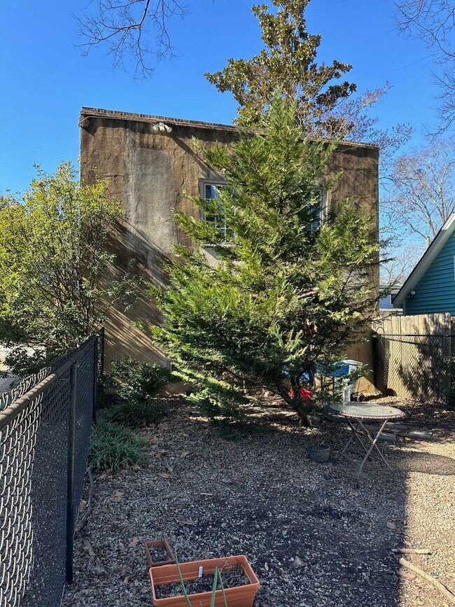 Building Photo - 340 Barber St