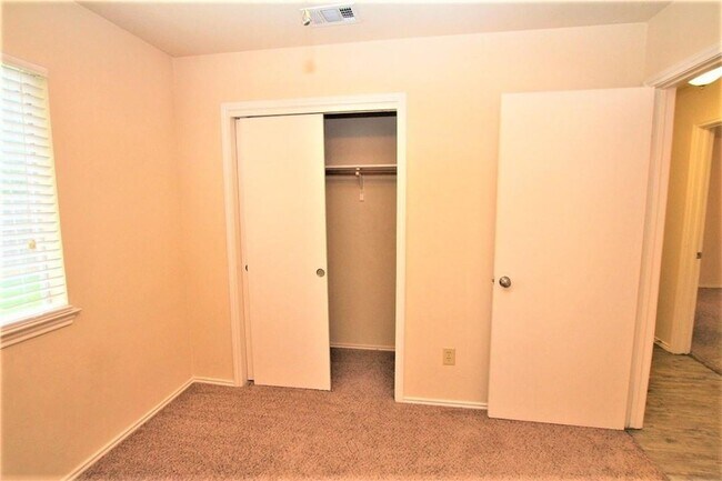 Building Photo - 605 Elder Way