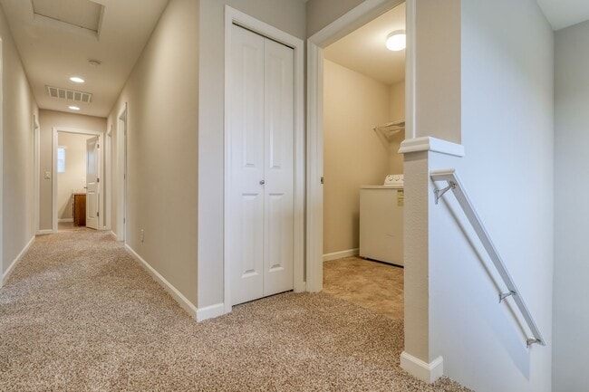 Building Photo - Spacious 4br/2.5ba house with garage in well maintained neighborhood