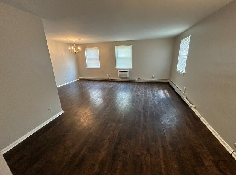 Building Photo - 13781 Cedar Rd