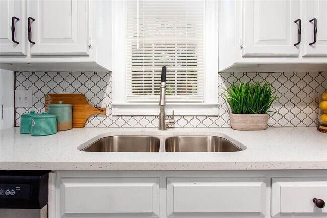 Building Photo - 5735 Manassas Run